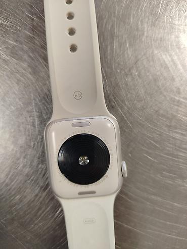 saat seti: Apple Watch SE (GPS) – 40 mm, Alüminium gövdə, İon‑X şüşə, ağ silikon — 2