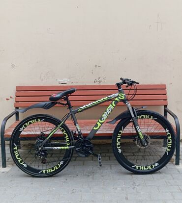 iwlenmiw velosibetler: Б/у Городской велосипед Adidas, 26", скоростей: 10, Самовывоз