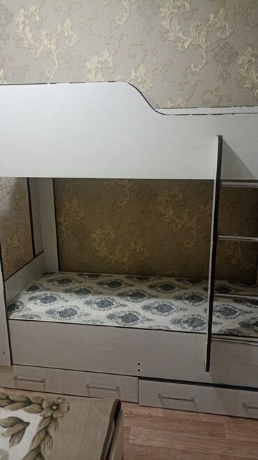 двухъярусная кравать: Двухъярусная кровать из ДСП светлого оттенка со встроенными ящиками