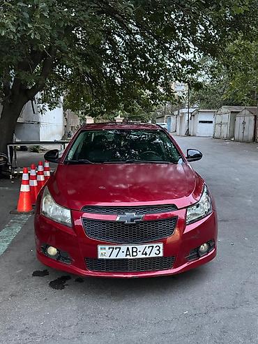 cankan masin: Chevrolet Cruze sedan – qırmızı rəngli, Azərbaycan nömrə nişanı ilə — 1