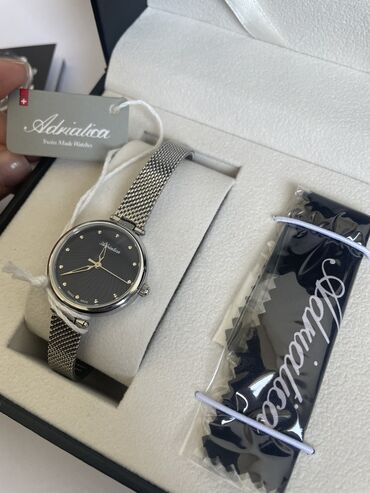 фирменные наручные часы: Продаю женские швейцарские часы. Гарантийный талон, коробочка и