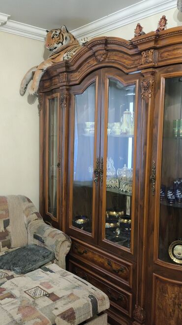 вешалка для одежды из дерева: Стеклянная витрина-шкаф