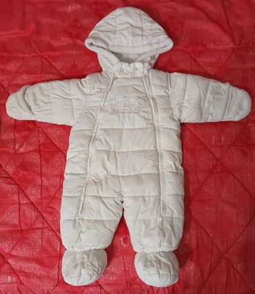 белое пальто: Комбинезон зимний от 0 до 9 месяцев в отличном состоянии цена 500 сом