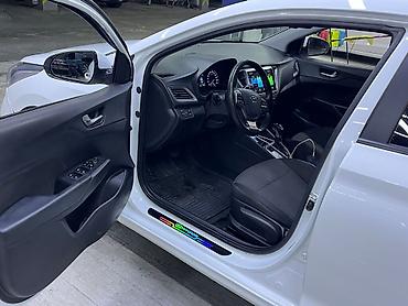 aksent: Hyundai Accent sedan – ağ rəng, iqtisadi və praktik şəhər avtomobili — 10