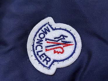 Пуховики и зимние куртки: Пуховик Moncler, темно-синий/черный цвет. есть затяжка на капюшоне и с — 4