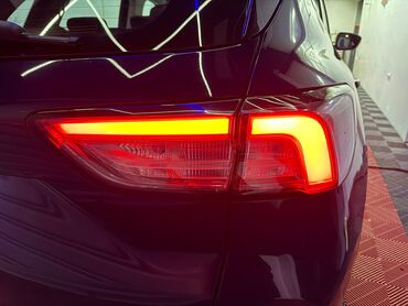 Ford: Plavi Ford Kuga, SUV model sa petoro vrata, opremljen je automatskim — 4