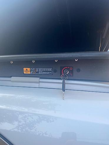 baqaj dam: Avtomobil üçün dam üstü baqaj qutusu (roof box). Aerodinamik formalı — 1