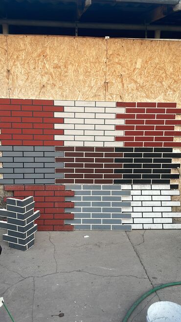 Фасадные сэндвич панели: Термопанели "под кирпич" в цвете антрацит и белом цвете. Этот фасадный — 9