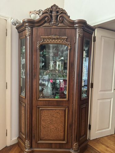 Rəf vitrinləri: Şüşəli dolab vitrini