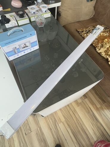 ag led: Uzunsov, düzbucaqlı formada ağ rəngli LED lampa. Bu lampa müasir
