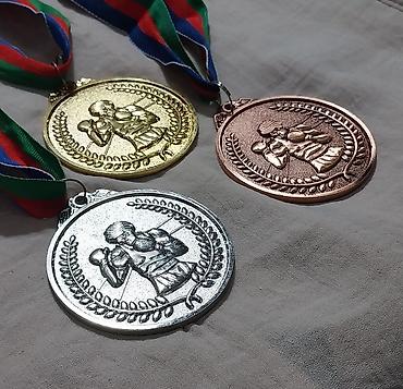 İdman kubokları və medalları: Boks medal dəsti - Rənglər: qızıl, gümüş, bürünc - Dizayn: Hər iki — 2
