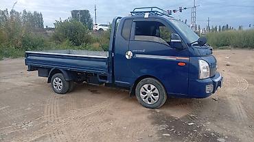 тесла модел с: Hyundai Porter II — компактный бортовой грузовик синего цвета — 1