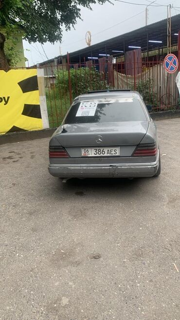 комната студия купить: Автомобиль Mercedes-Benz в сером цвете. Эта модель, вероятно, из серии