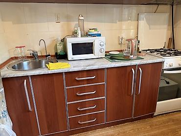 полки кухонные: Кухонный гарнитур с фасадами под тёмное дерево + мягкий кухонный — 1