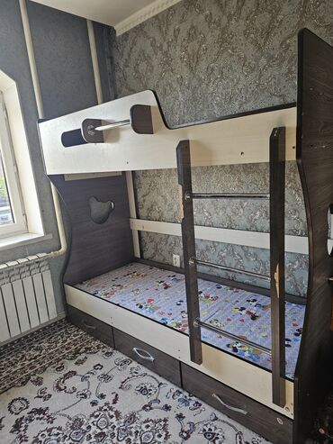 робочий стол: Двухъярусная кровать, Б/у, Складной