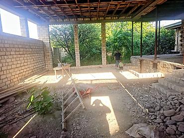 yarım tikili ev: Satılır: yarımçıq tikili həyət evi - Layihə: daş divarlı, iri eyvanlı — 4