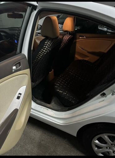 Hyundai: Hyundai Accent: 1.6 l | 2012 il Sedan — 6