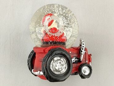 Miniaturowa kula śnieżna z figurką Świętego Mikołaja siedzącego w