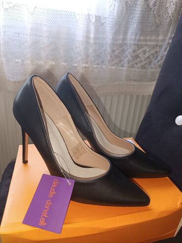 nine west salonke: Salonke, Claudia Donatelli, 39