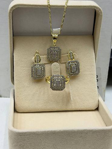 Наборы украшений: Наборы ювелирных украшений в подарочных боксах. Состав каждого — 2