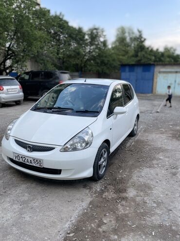 машины дешевые: Автомобиль Honda Fit белого цвета, компактный и экономичный хэтчбек