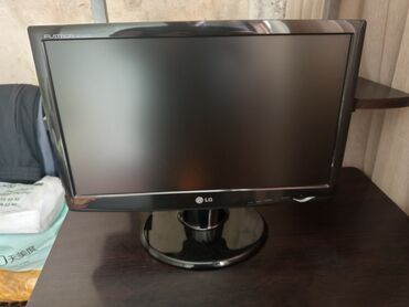 kompüter monitor: LG-dən olan qara rəngli, düz ekranlı monitor. Ofis işləri, internetdə