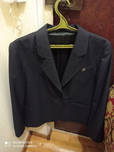 новый пиджак: Продаю женский шерстяной пиджак на подкладе
Размер 48-50
1500 сом