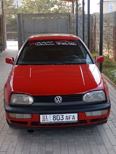 мини электромобиль: Красный Volkswagen Golf Mk3, вид спереди. Автомобиль имеет характерный