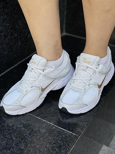 tech flees: Кроссовки Nike (модель в беговом стиле) — белые с золотым Swoosh. - — 3