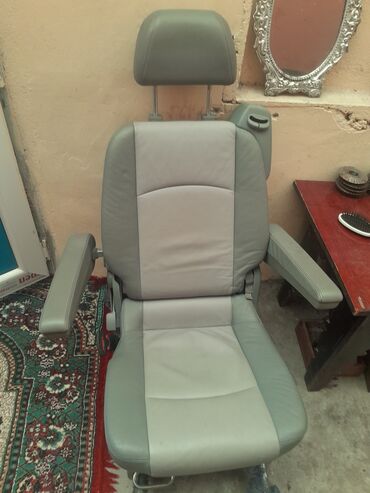 Çəngəllər: Boz rəngli, iki tonlu dəri oturacaq. Oturacaq və kürək hissəsinin