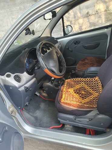микро авто: Серебристый хэтчбек Daewoo Matiz с компактным кузовом, идеально
