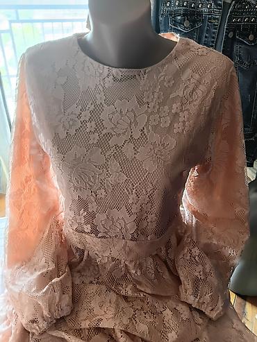 Haljine: REFKA čipkana haljina - Boja: puder roze - Model: midi dužina — 1