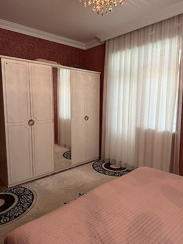 naborlar: Yataq otağı dəsti Tərkibi: - Çarpayı – yumşaq başlıqla, açıq krem — 5