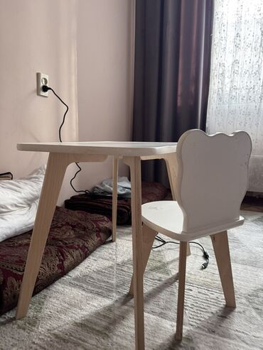 стол с регулируемой высотой: Балдар үчүн үстөл жана отургуч комплекти