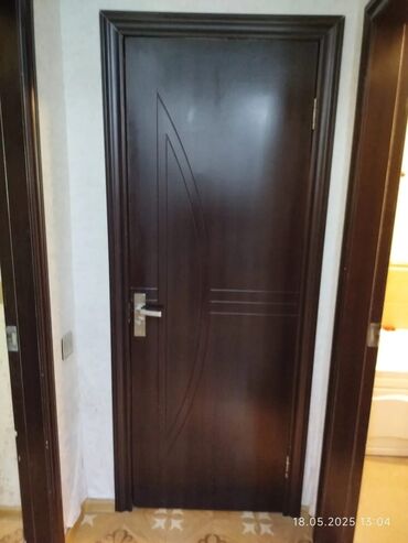 Məişət məhsulları: Qapılar satılır.Biri 35 manatdan 5 dənə.3 şüşəli 80*200,2 şüşəsiz