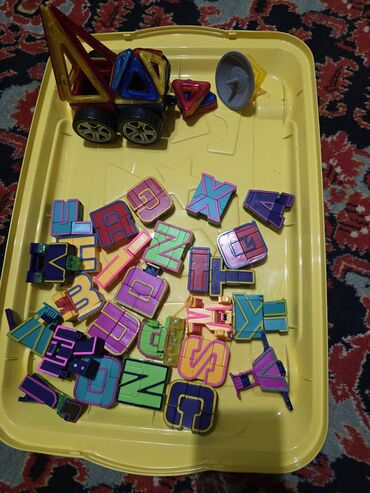 Oyuncaqlar: Uşaq oyuncaqları paketi – müxtəlif fiqurlar və aksesuarlar Tərkib: - — 14