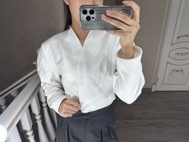 куртки новые: Пиджак !!
Белый
Классический
Является образцом