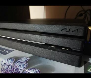 PS4 (Sony Playstation 4): PlayStation 4 pro 9.00 praşivka içində 15 ədəd oyunvar iki pultu var