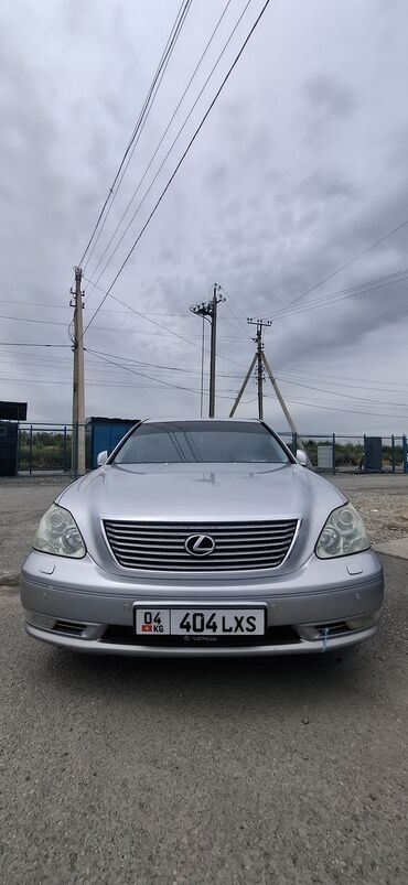 lexus lx 430: Автомобиль Lexus LS 430 серебристого цвета. Автомобиль имеет