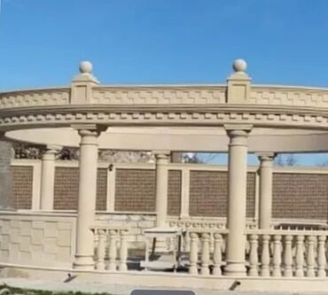 Pilləkən məhəccərləri: Ağ rəngli, müxtəlif formalı və ölçülü dəmir-beton sütunlar. Bu — 11