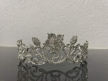 Aksesoari za kosu: Krune 
Cena 1400din — 4