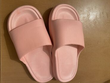 балетки 36: Новые шлепанцы китайские резиновые.
Размер 36-37
В розовом цвете