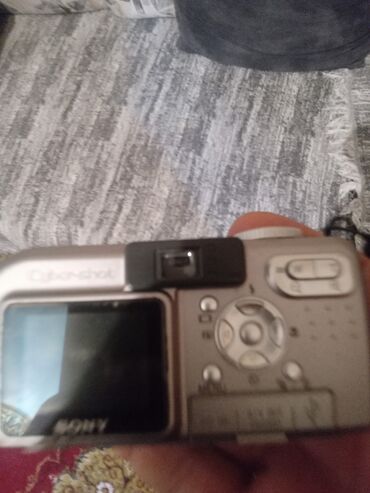 Fotokameralar: Sony Cyber-shot DSC-P10 rəqəmsal fotoaparat Xüsusiyyətlər: - Model — 23