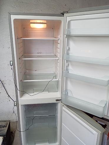 freezer: Холодильник Hisense с нижней морозильной камерой, яркая красная — 4