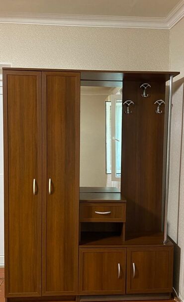 Dolablar: İşlənmiş, Açılan, 4 qapılı Düz dolab, Dəhliz dolabı, Rumıniya