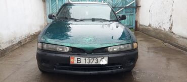 митцубиси спейстер: Автомобиль Mitsubishi Galant в зеленом цвете. Модель оснащена фарами с