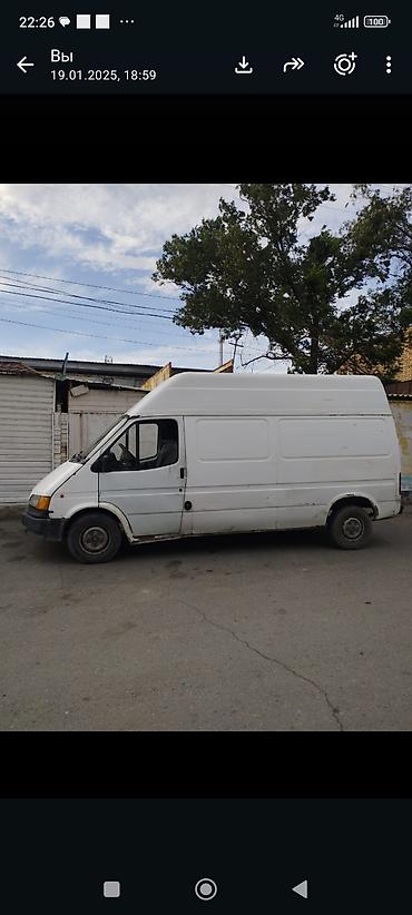 Грузовой фургон белого цвета с высоким крышей и длинной базой