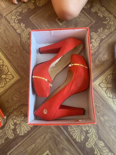 Женская обувь: Туфли 38, цвет - Красный