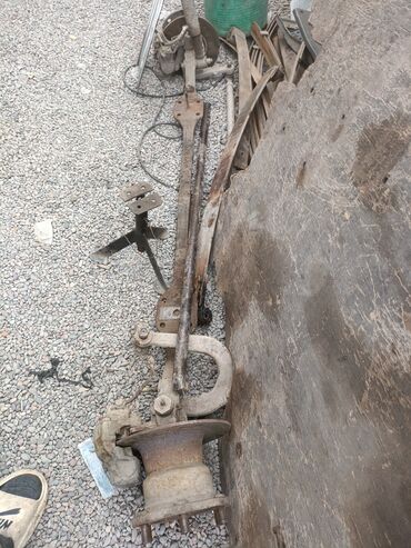 Скутеры: Мопед красного цвета с черными и серыми акцентами. Оснащен передней — 14