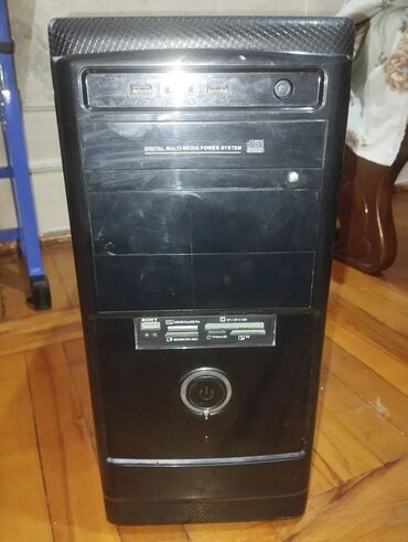 Masaüstü kompüterlər və iş stansiyaları: Qara rəngli, şaquli sistem blokudur. Ön panelində USB portları, disk